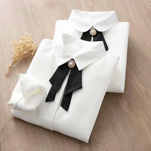 Cămașă modernă de damă cu guler clasic și căptușeală moale în alb