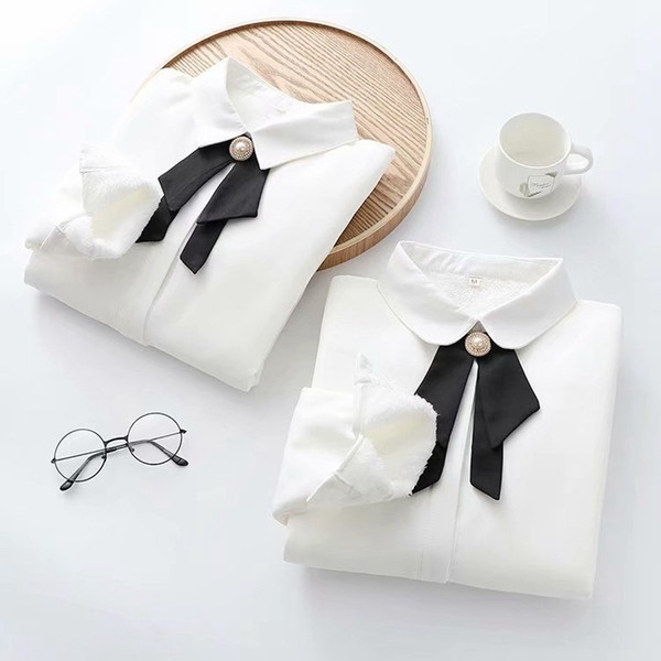 Cămașă modernă de damă cu guler clasic și căptușeală moale în alb