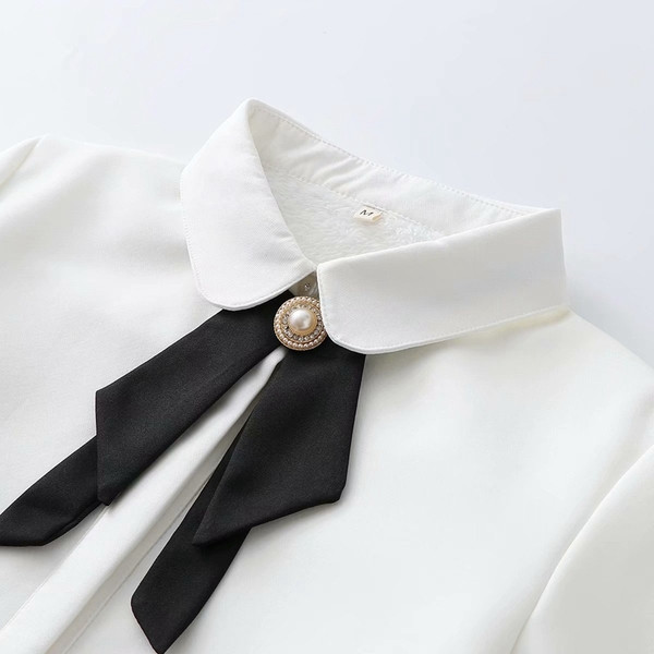 Cămașă modernă de damă cu guler clasic și căptușeală moale în alb