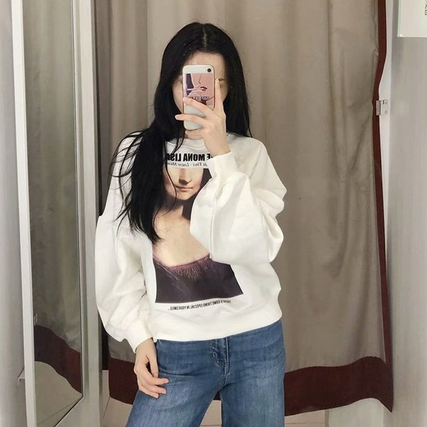 Bluza de dama alb cu maneci lungi late si aplicatie