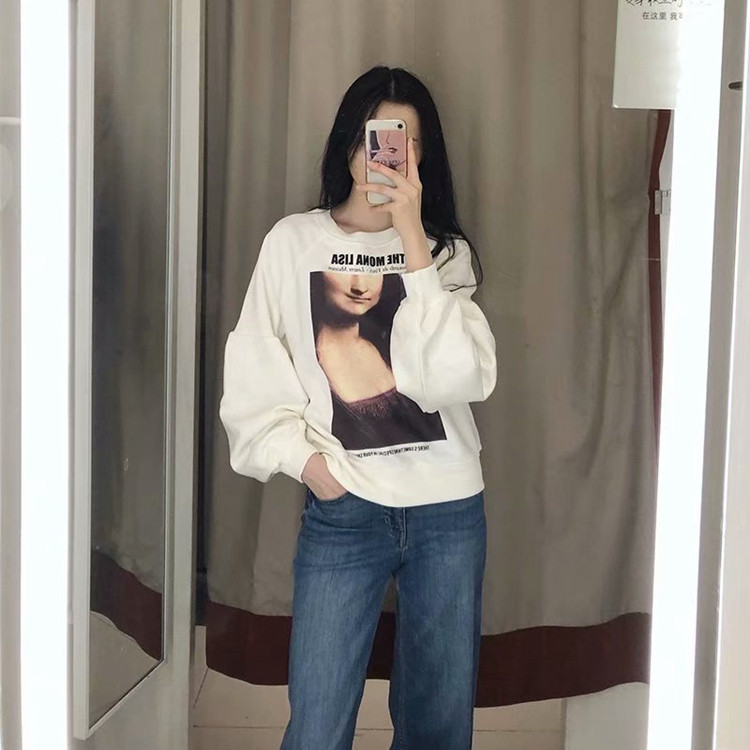 Bluza de dama alb cu maneci lungi late si aplicatie