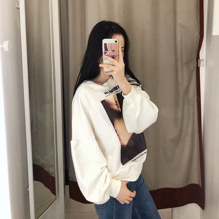 Bluza de dama alb cu maneci lungi late si aplicatie