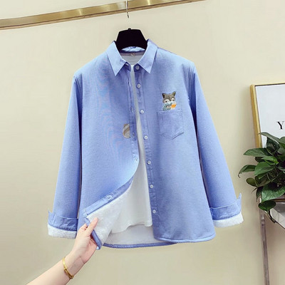 Cămașă de damă actuală cu guler clasic și broderie în albastru și alb