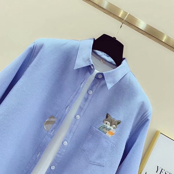 Cămașă de damă actuală cu guler clasic și broderie în albastru și alb