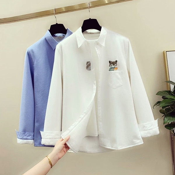 Cămașă de damă actuală cu guler clasic și broderie în albastru și alb