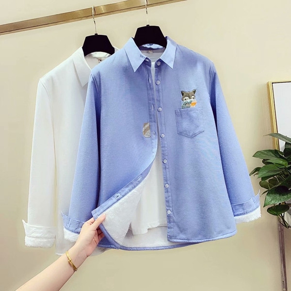 Cămașă de damă actuală cu guler clasic și broderie în albastru și alb