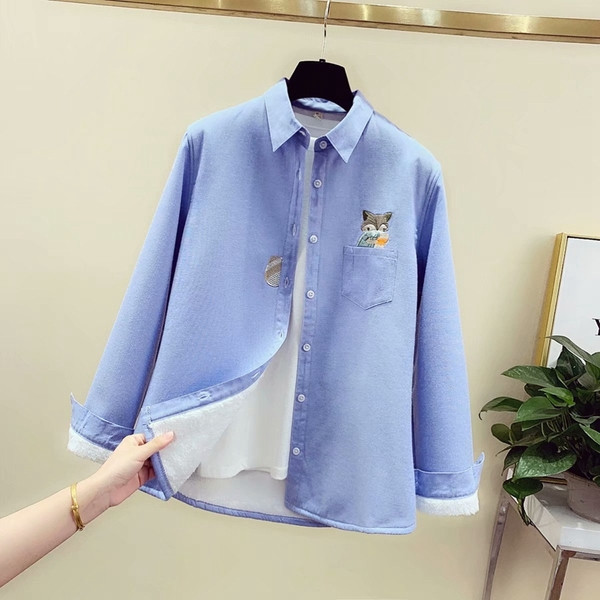 Cămașă de damă actuală cu guler clasic și broderie în albastru și alb