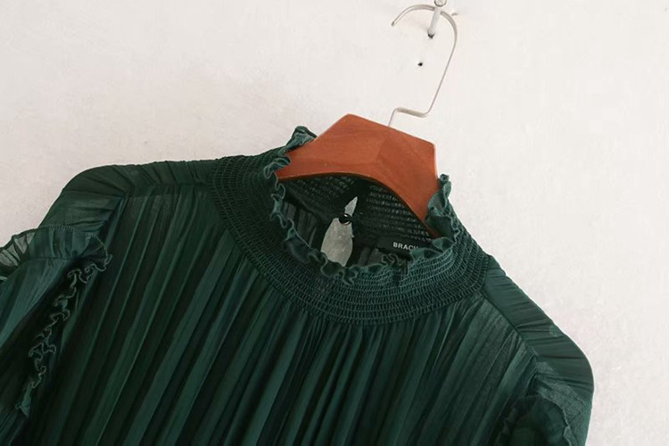 Rochie lunga plisata de culoare verde cu talie elastica si guler inalt