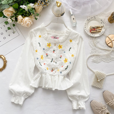 Cămașă modernă de damă cu broderie și nasturi în alb