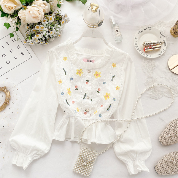 Cămașă modernă de damă cu broderie și nasturi în alb