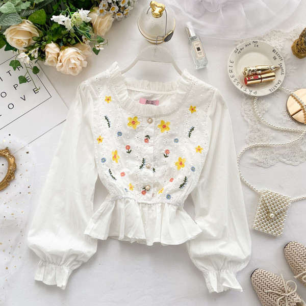 Cămașă modernă de damă cu broderie și nasturi în alb