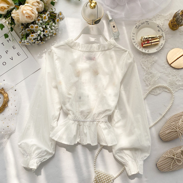 Cămașă modernă de damă cu broderie și nasturi în alb