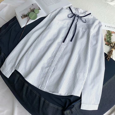 Bluză de damă modernă în dungi cu guler jos și cravate în alb, albastru și gri