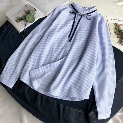 Bluză de damă modernă în dungi cu guler jos și cravate în alb, albastru și gri