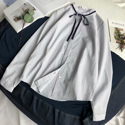 Bluză de damă modernă în dungi cu guler jos și cravate în alb, albastru și gri