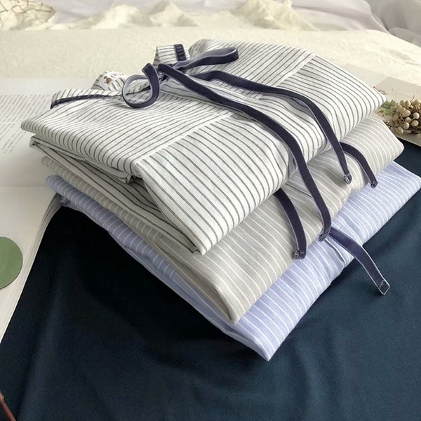 Bluză de damă modernă în dungi cu guler jos și cravate în alb, albastru și gri