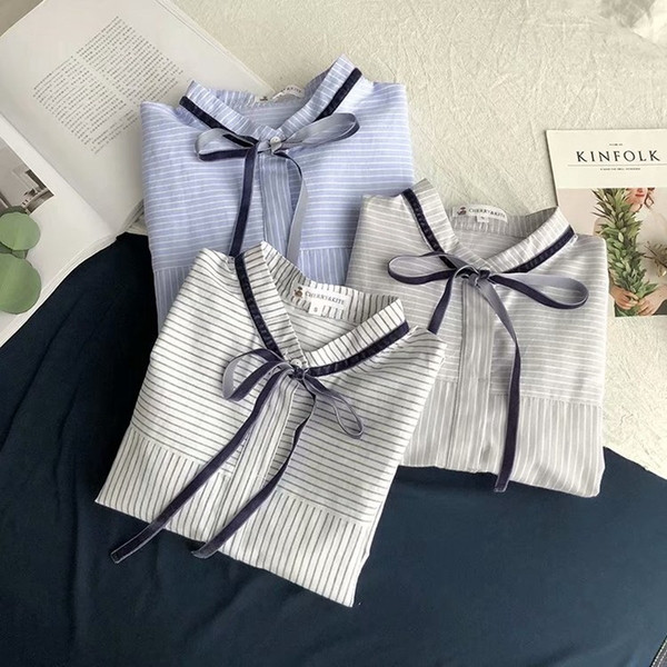 Bluză de damă modernă în dungi cu guler jos și cravate în alb, albastru și gri