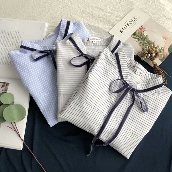 Bluză de damă modernă în dungi cu guler jos și cravate în alb, albastru și gri