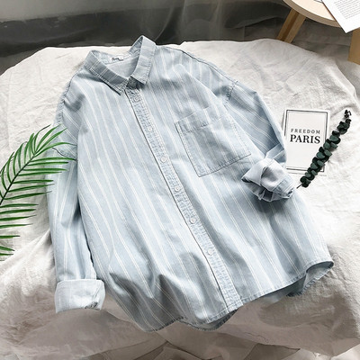 Cămașă modernă de damă în dungi cu guler clasic și jos în albastru