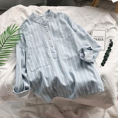 Cămașă modernă de damă în dungi cu guler clasic și jos în albastru