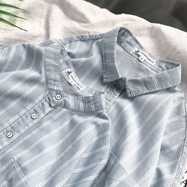 Cămașă modernă de damă în dungi cu guler clasic și jos în albastru