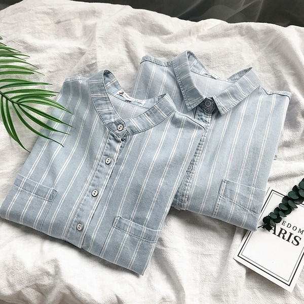 Cămașă modernă de damă în dungi cu guler clasic și jos în albastru