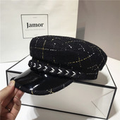 Pălărie în carouri de damă elegantă în alb-negru