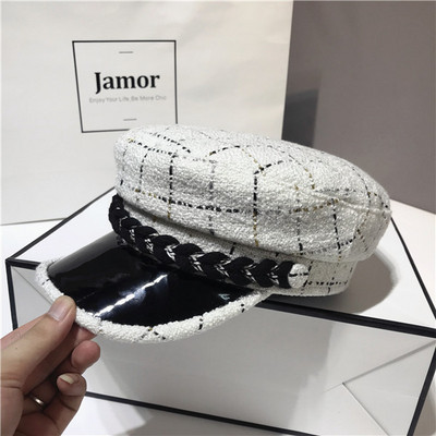 Pălărie în carouri de damă elegantă în alb-negru