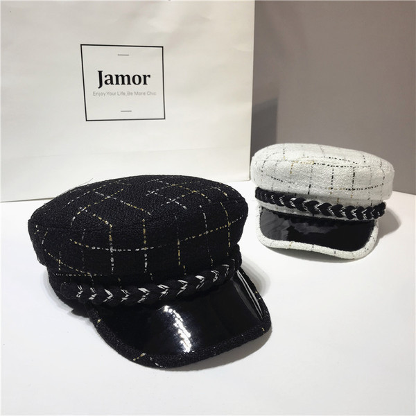 Pălărie în carouri de damă elegantă în alb-negru