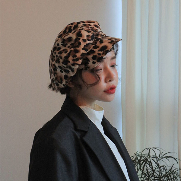 Palarie moderna de dama cu model leopard in mai multe culori