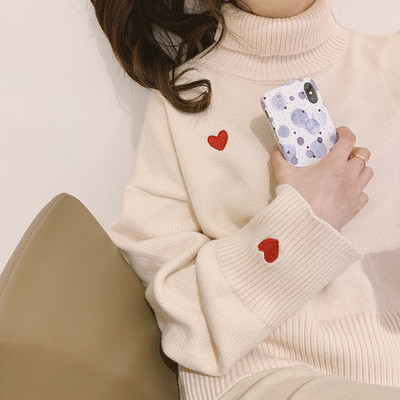 Pulover elegant de damă, cu guler polo înalt și broderie în alb, negru și roșu