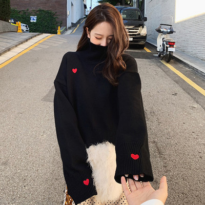 Pulover elegant de damă, cu guler polo înalt și broderie în alb, negru și roșu