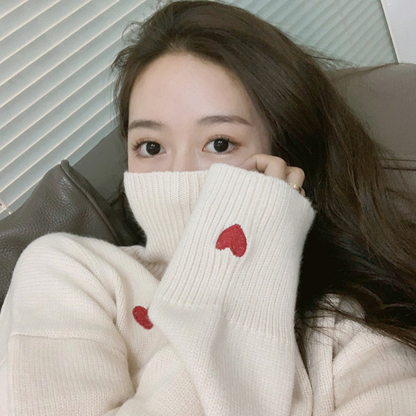 Pulover elegant de damă, cu guler polo înalt și broderie în alb, negru și roșu