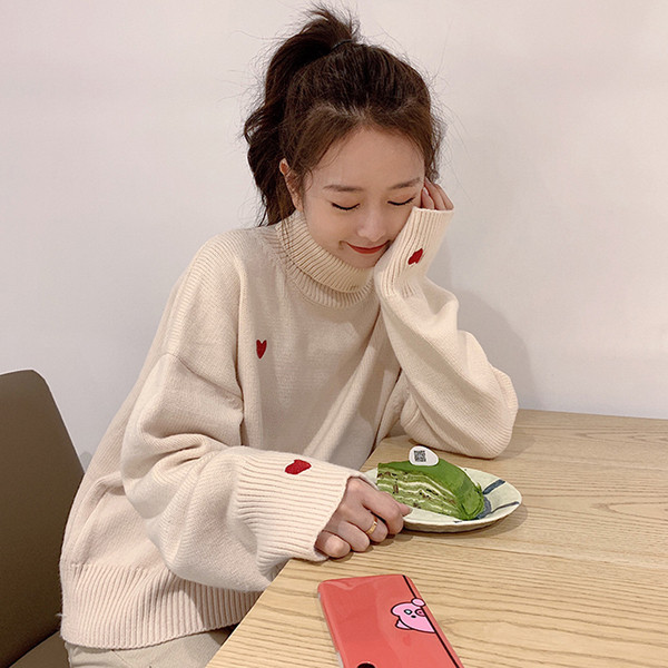 Pulover elegant de damă, cu guler polo înalt și broderie în alb, negru și roșu