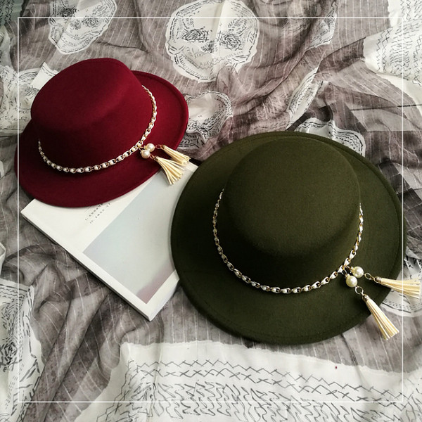 Palarie de dama eleganta cu ciucuri si perle