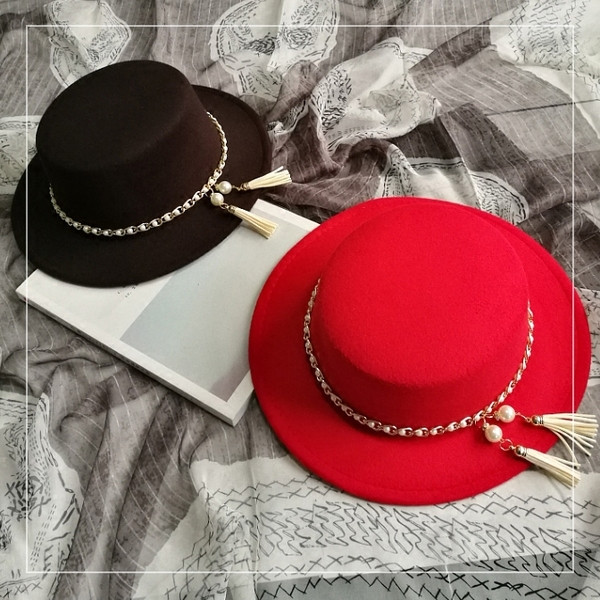 Palarie de dama eleganta cu ciucuri si perle