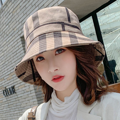 Pălărie de damă în carouri de zi cu zi