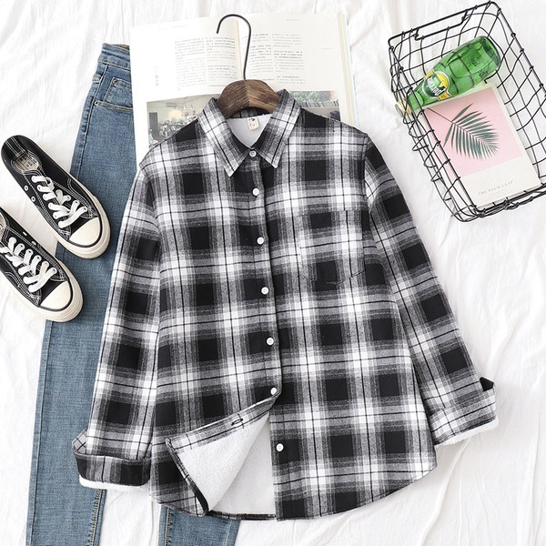 Cămașă de damă modernă în carouri cu guler clasic în roșu, galben și negru