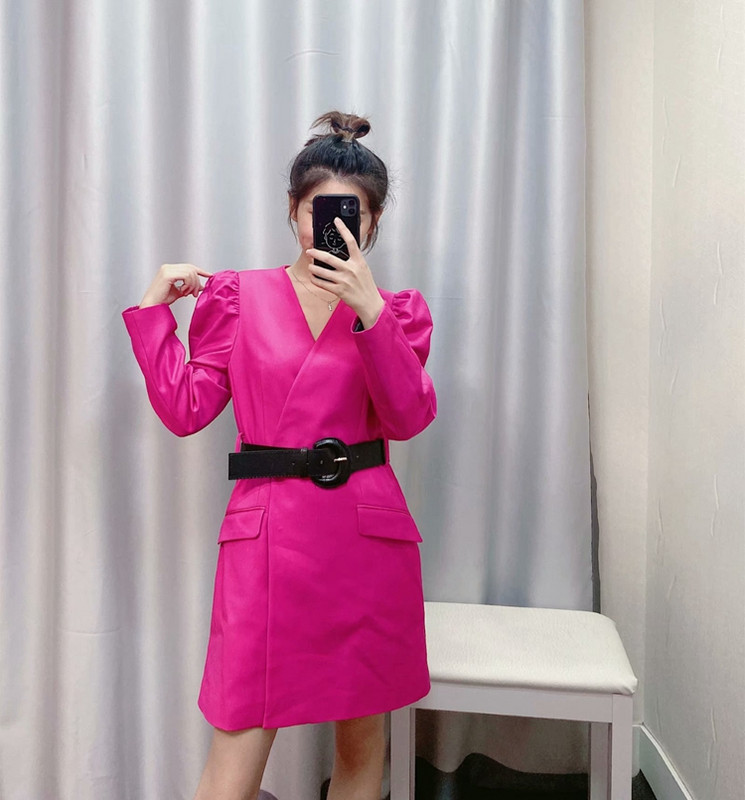 Rochie modernă de damă cu decolteu și curea spitz