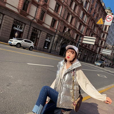 Γυναικείο φθινόπωρο και χειμωνιάτικο γιλέκο με κουκούλα σε τρία χρώματα - μαύρο, ασημί, γκρι