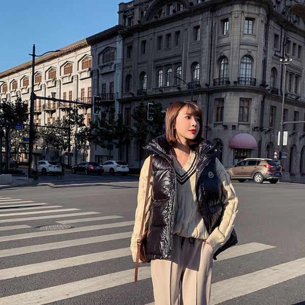 Γυναικείο φθινόπωρο και χειμωνιάτικο γιλέκο με κουκούλα σε τρία χρώματα - μαύρο, ασημί, γκρι