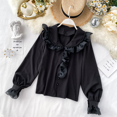 Μοντέρνο γυναικείο πουκάμισο με λαιμόκοψη στο άσπρο και μαύρο χρώμα