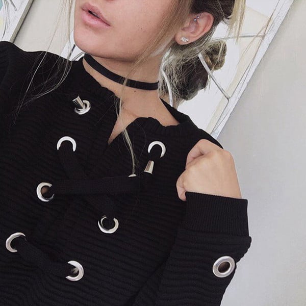 Modern női blúz fekete nyakkendővel