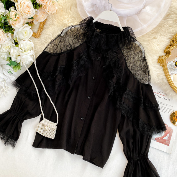 Cămașă casual de damă în alb și negru cu dantelă și nasturi