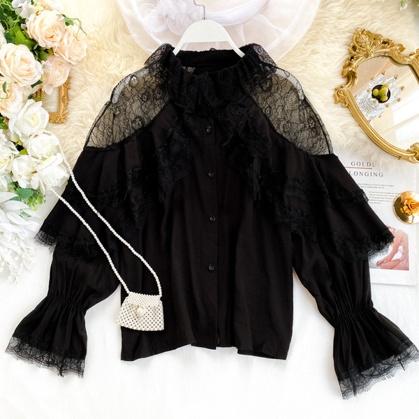 Cămașă casual de damă în alb și negru cu dantelă și nasturi