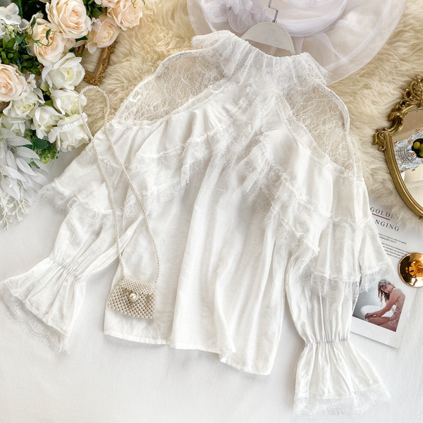 Cămașă casual de damă în alb și negru cu dantelă și nasturi