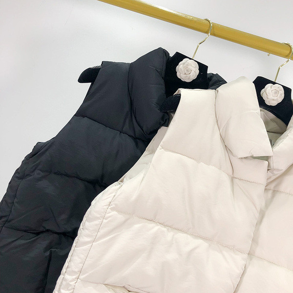 Плътен асиметричен елек в бял и черен цвят