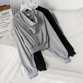 Hanorac scurt de damă, cu glugă, de culoare gri și negru