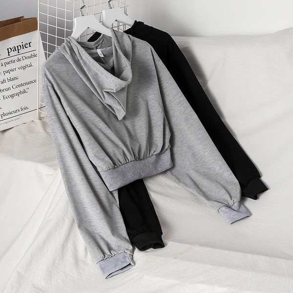 Hanorac scurt de damă, cu glugă, de culoare gri și negru