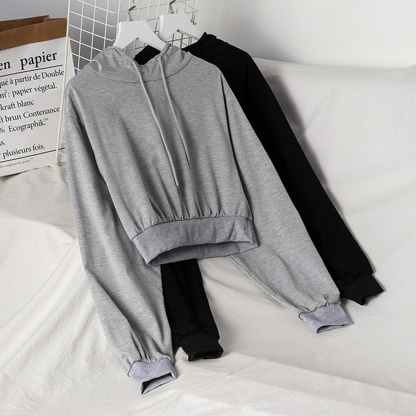 Hanorac scurt de damă, cu glugă, de culoare gri și negru